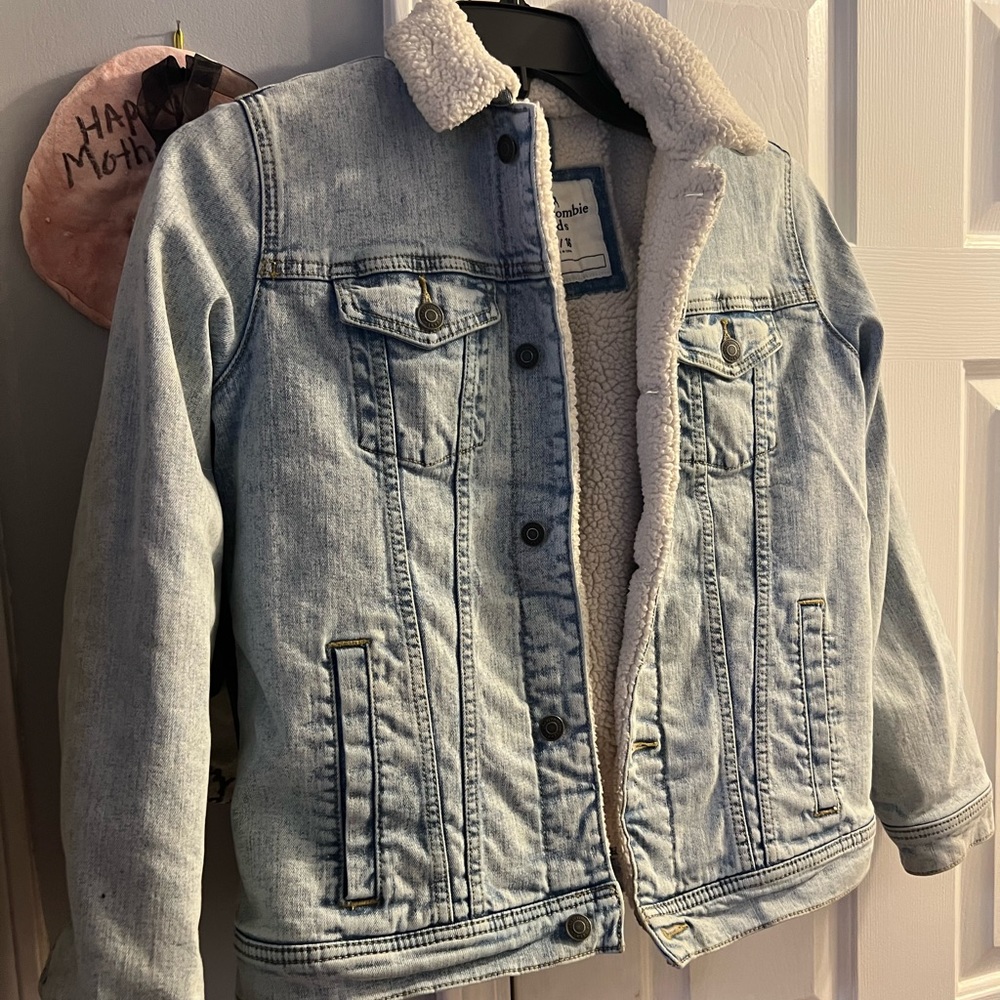 Girls Abercrombie jean jacket with Sherpa inside size 15/16